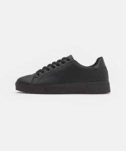 schwarze schuhe